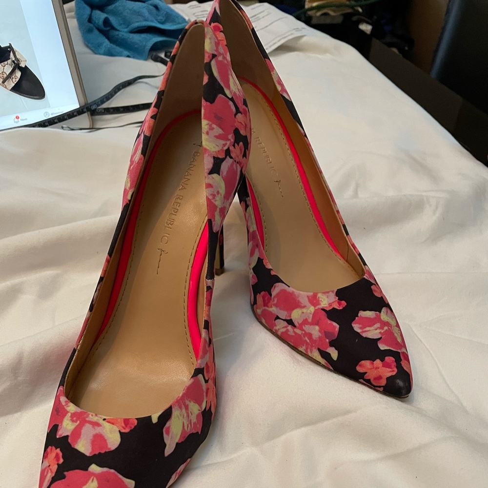 Beautiful floral fabric pumps. Super comfy